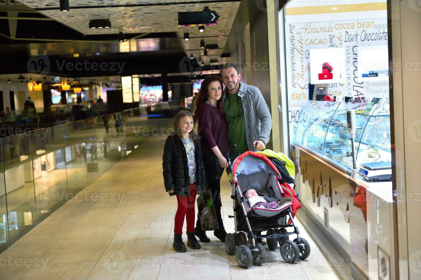 familia en centro comercial foto