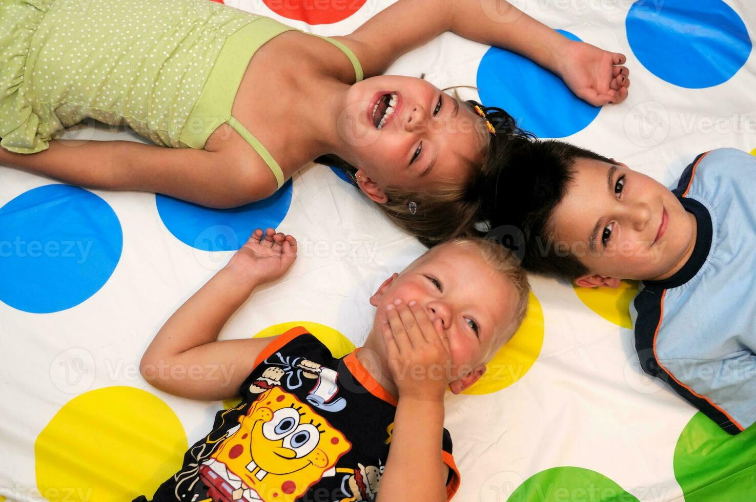 tres niños felices jugando juntos foto