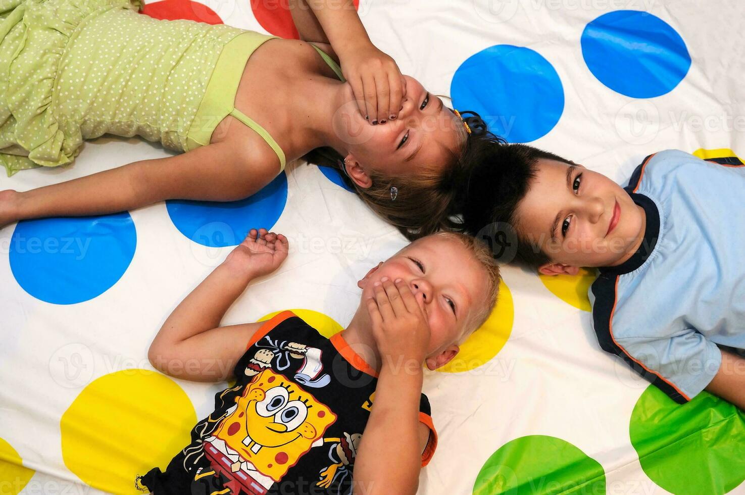 tres niños felices jugando juntos foto