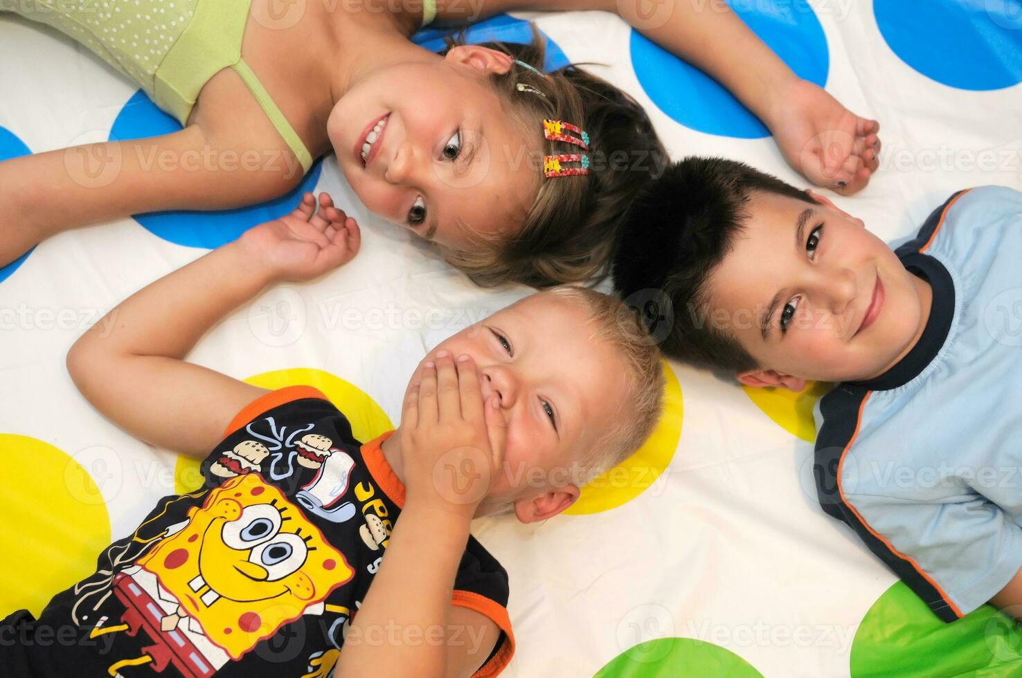 tres niños felices jugando juntos foto