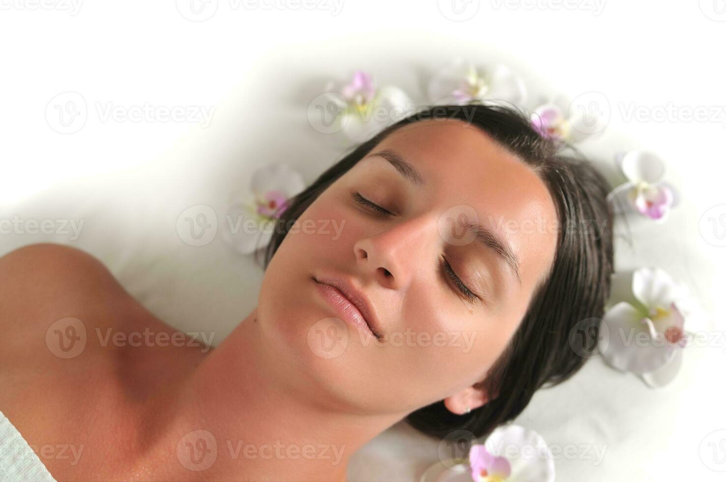 hermosa mujer tiene masaje en el spa y centro de bienestar foto