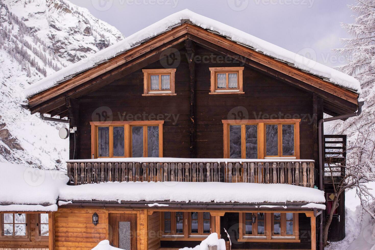 casas de montaña en el frío día de invierno foto