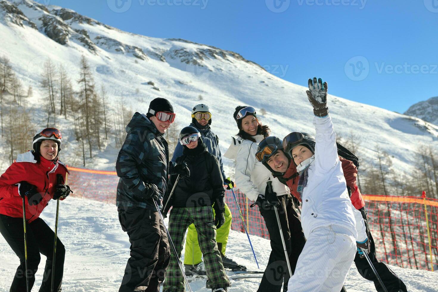 grupo de personas en la nieve en la temporada de invierno foto