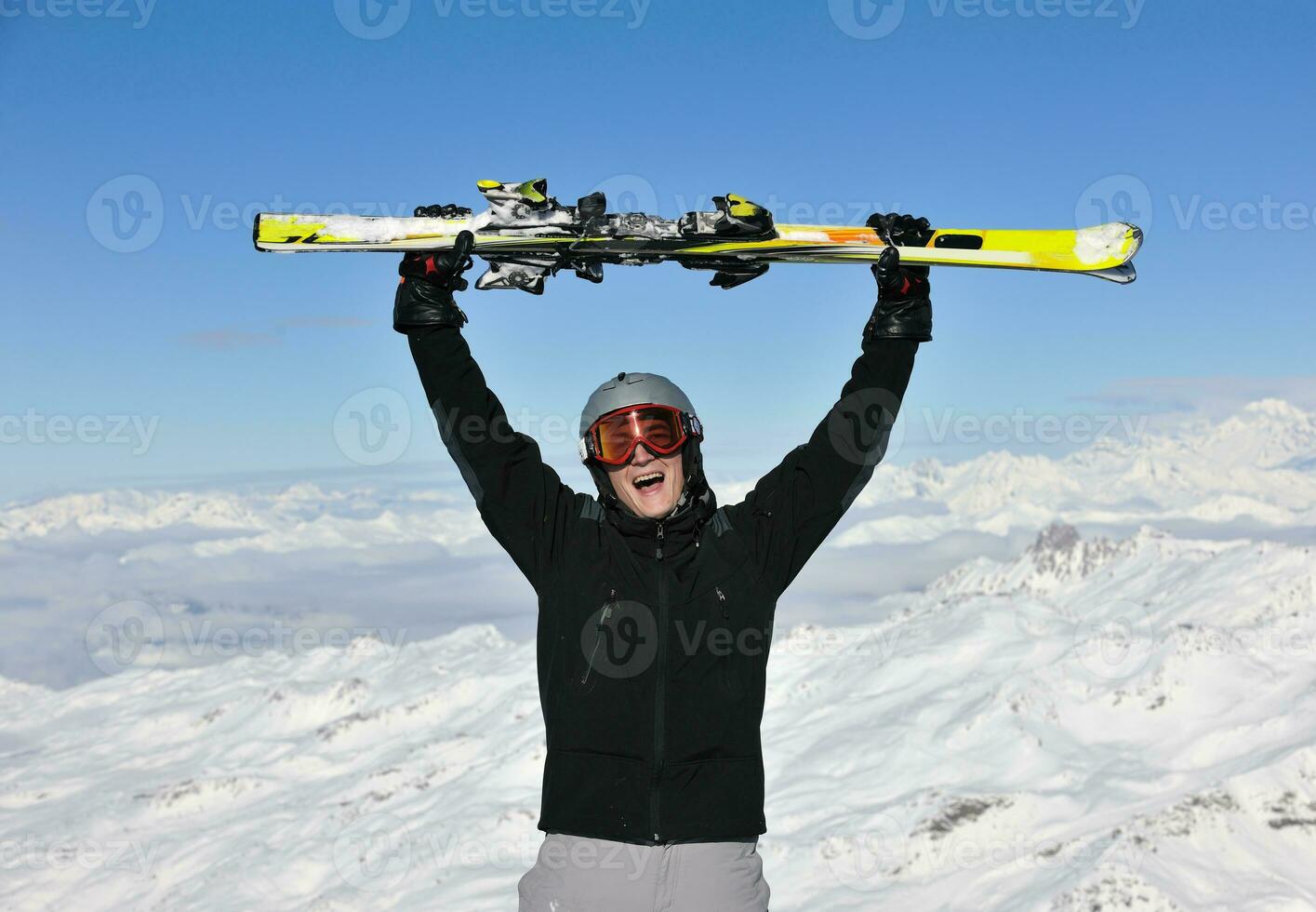 grupo de personas en la nieve en la temporada de invierno foto