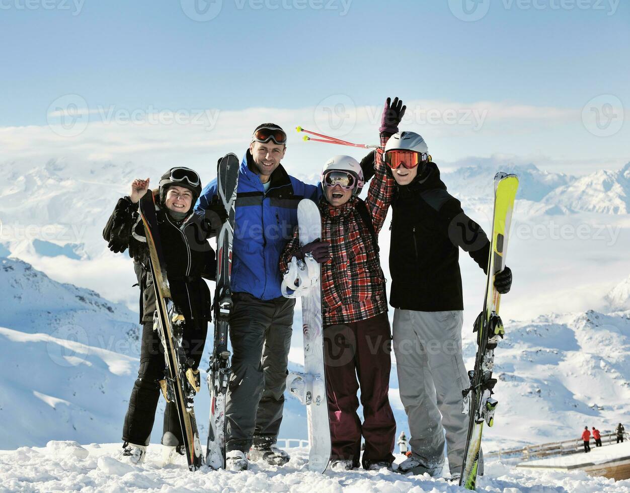 grupo de personas en la nieve en la temporada de invierno foto