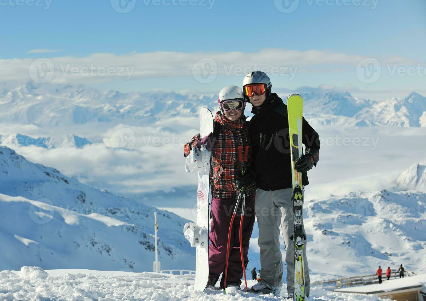 grupo de personas en la nieve en la temporada de invierno foto