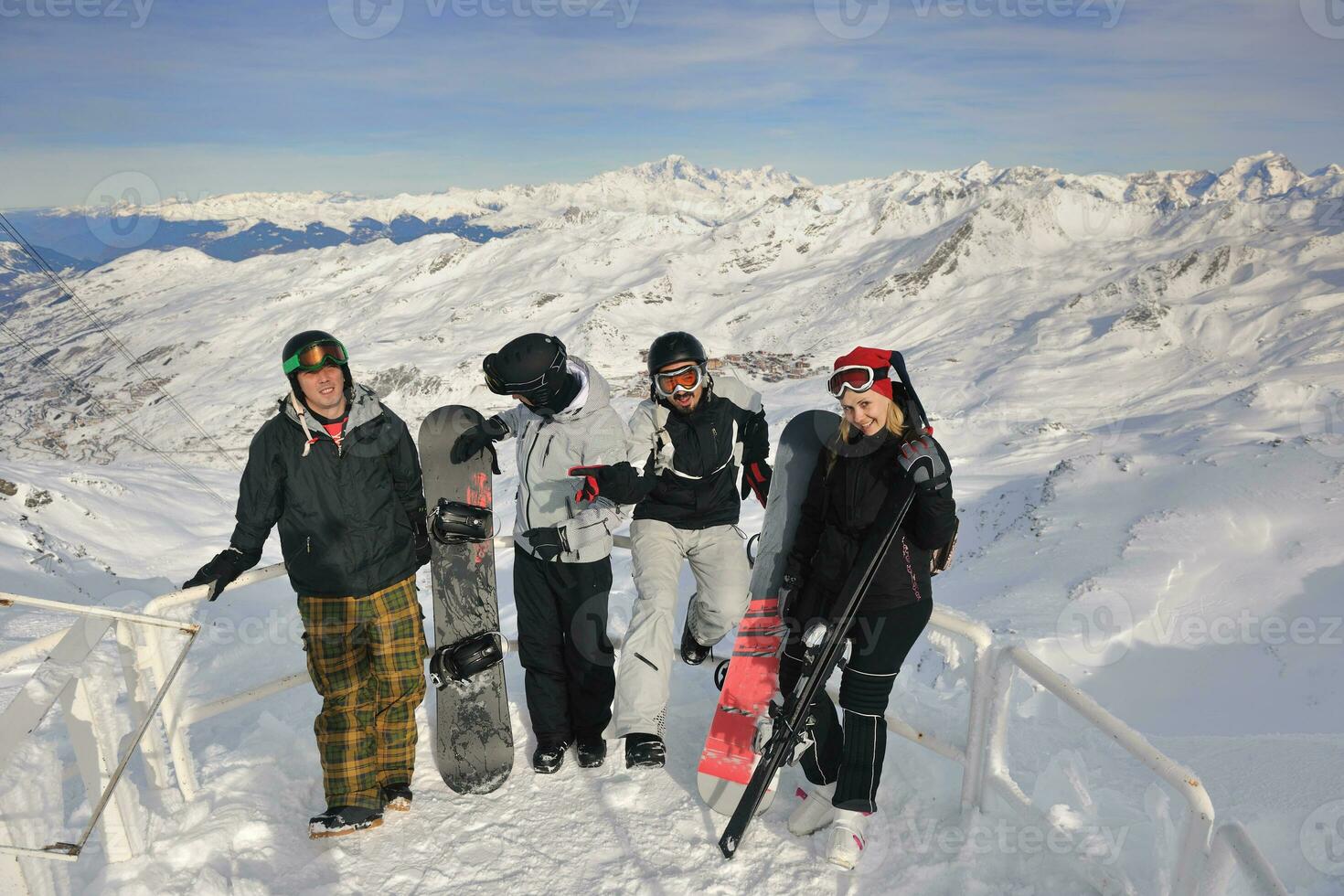 grupo de personas en la nieve en la temporada de invierno foto