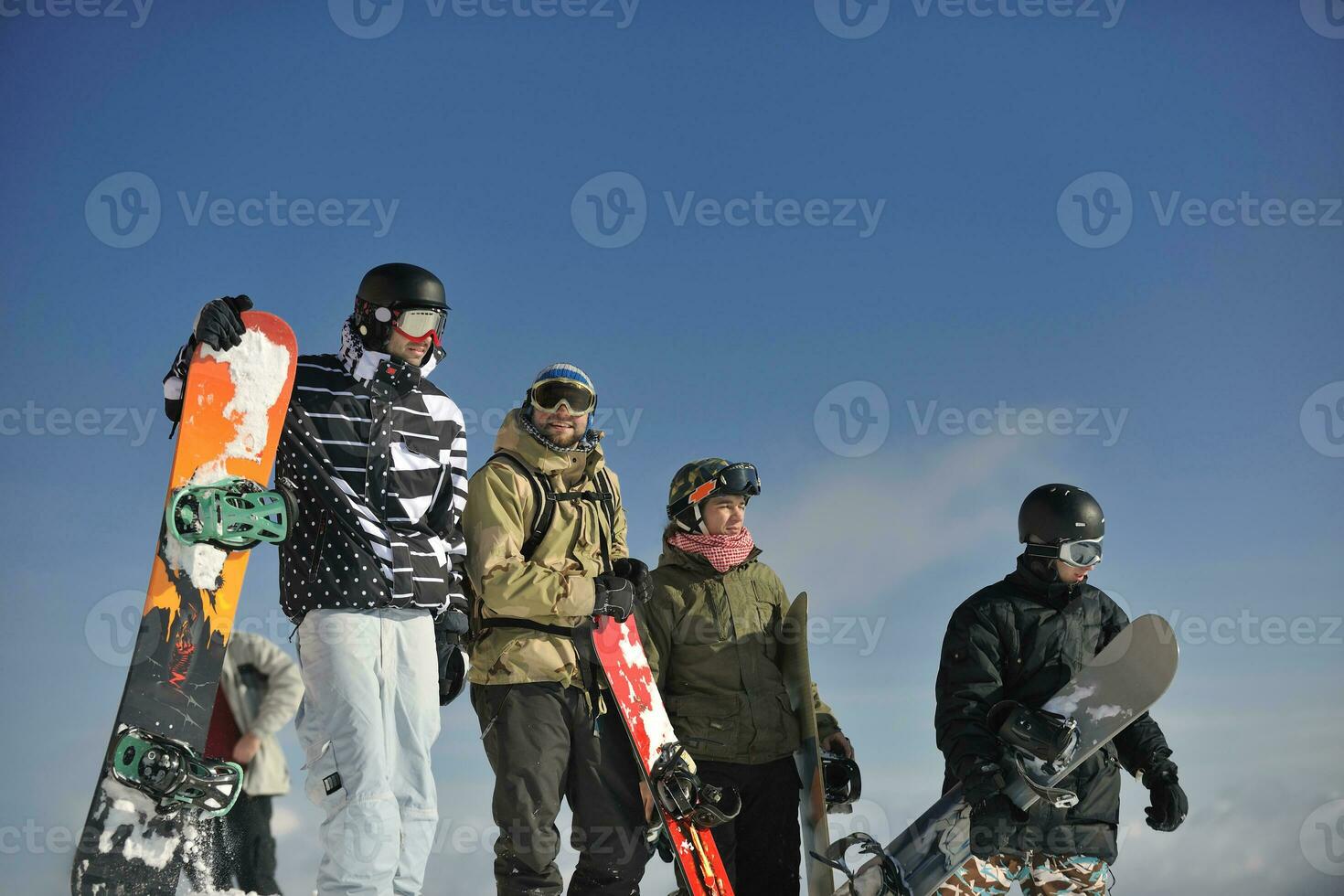 practicantes de snowboard grupo relajante y disfrutar Dom foto