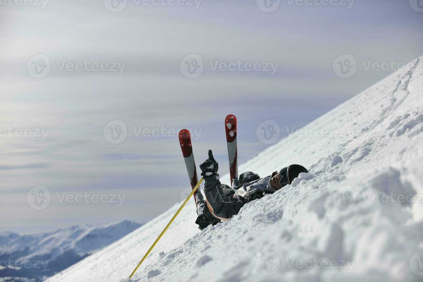 joven esquiador relajándose en un hermoso día soleado de invierno foto