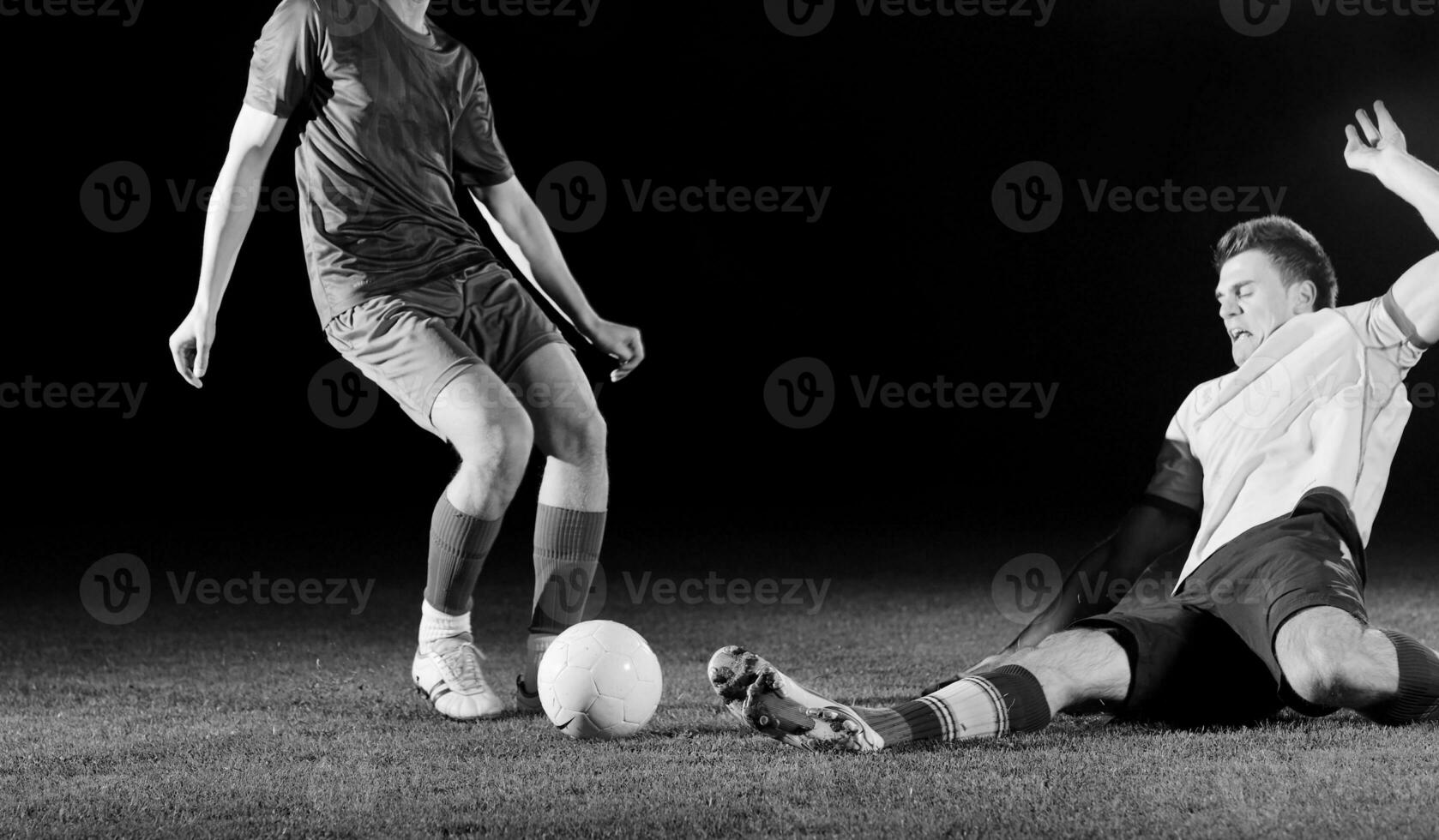 futbolistas en competencia por el balón foto