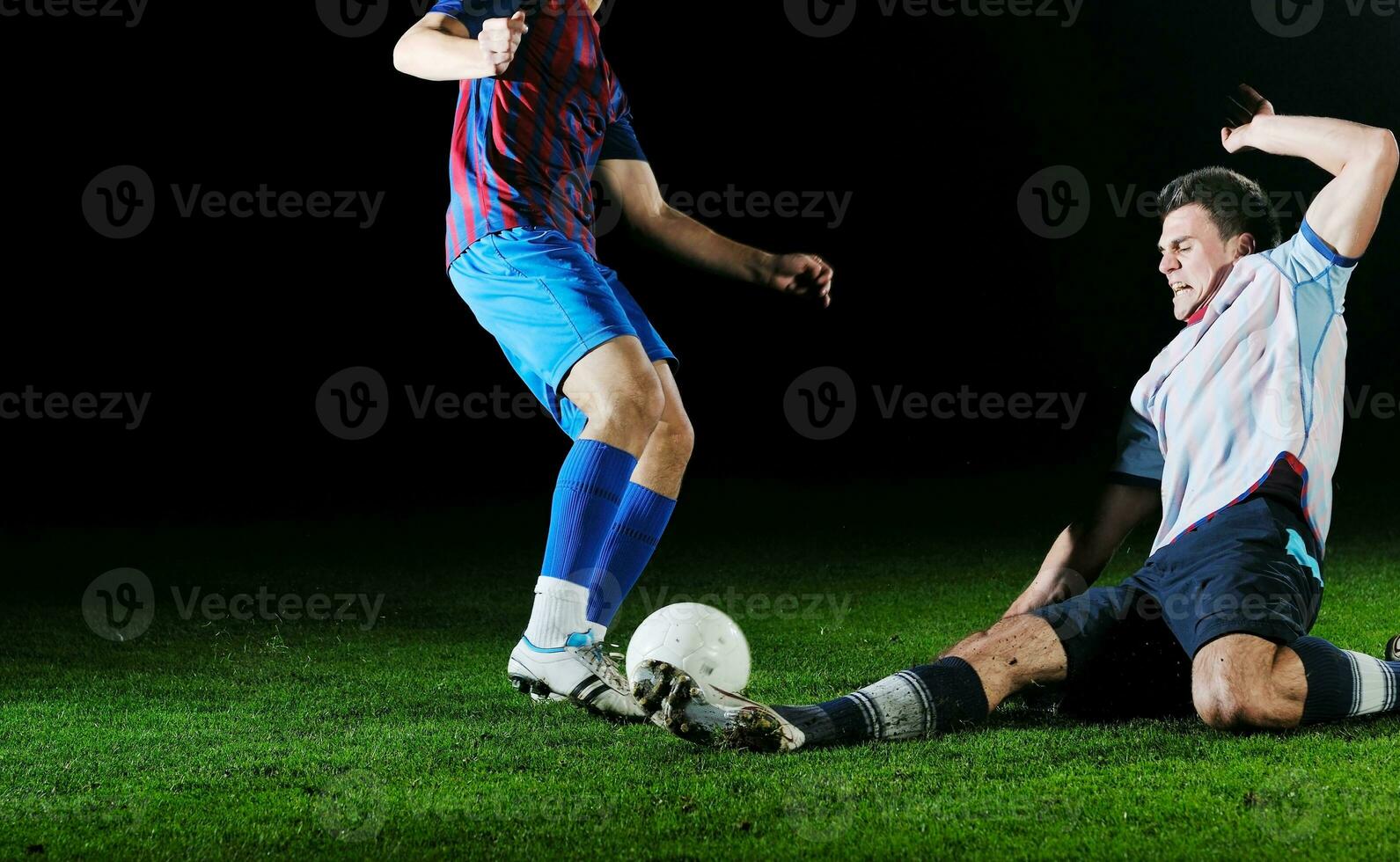 futbolistas en competencia por el balón foto