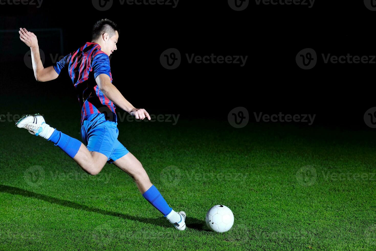 jugador de fútbol en acción foto