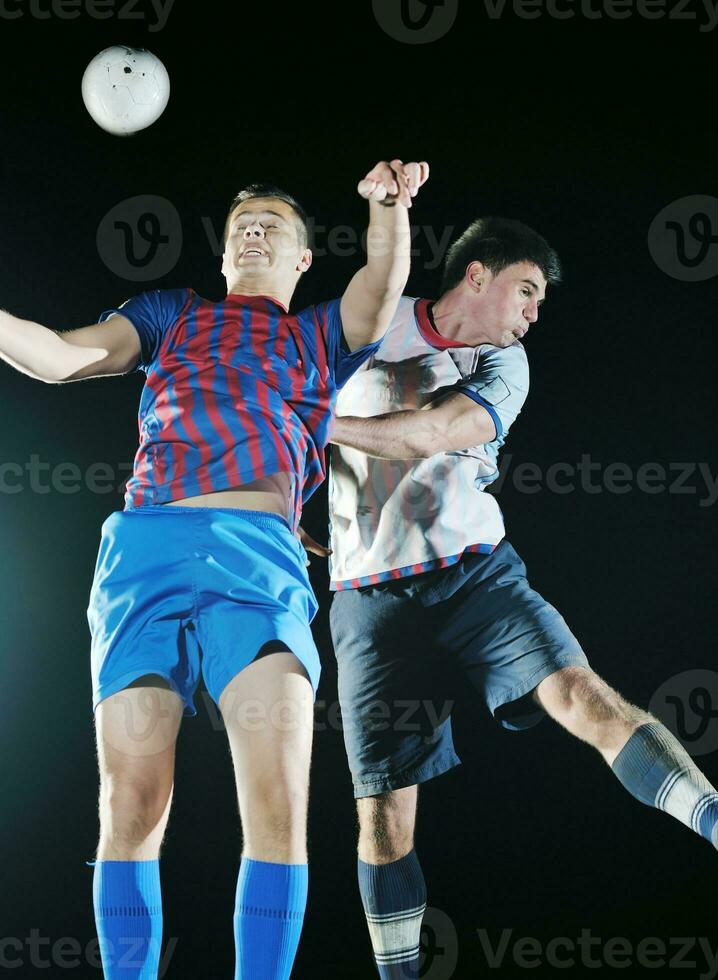 futbolistas en competencia por el balón foto