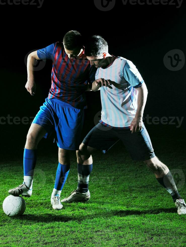 futbolistas en competencia por el balón foto