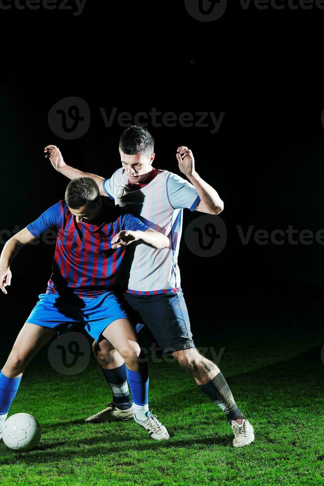 futbolistas en competencia por el balón foto