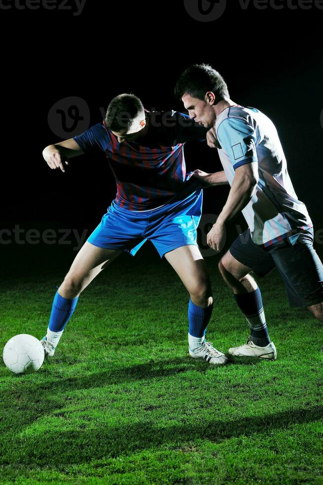 futbolistas en competencia por el balón foto