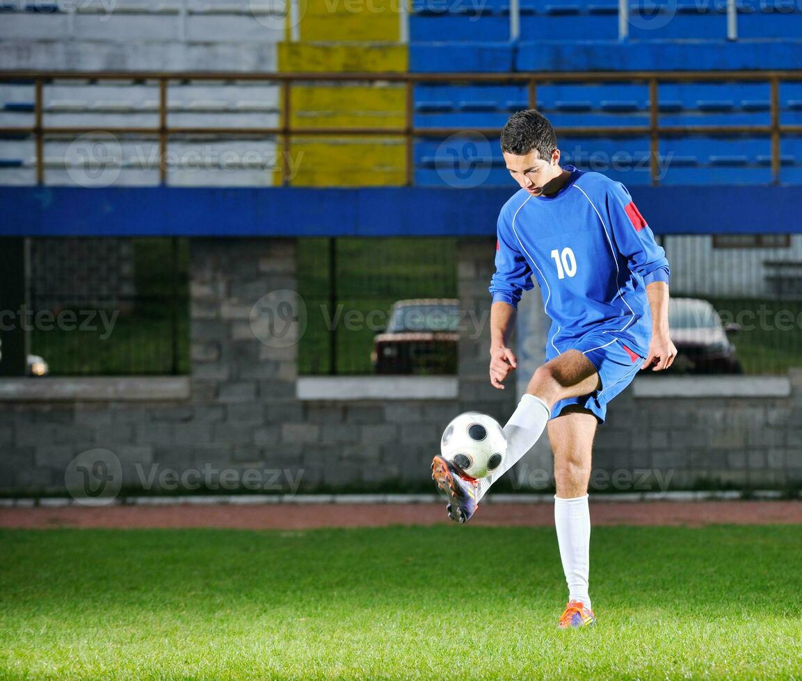 jugador de fútbol en acción foto