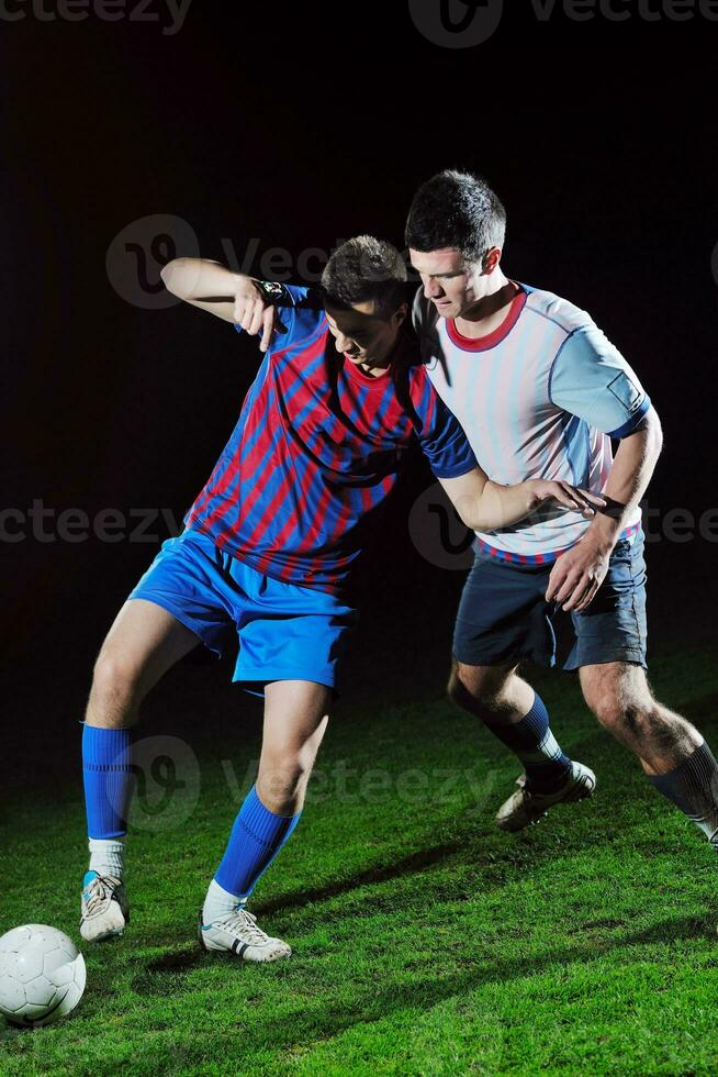 futbolistas en competencia por el balón foto