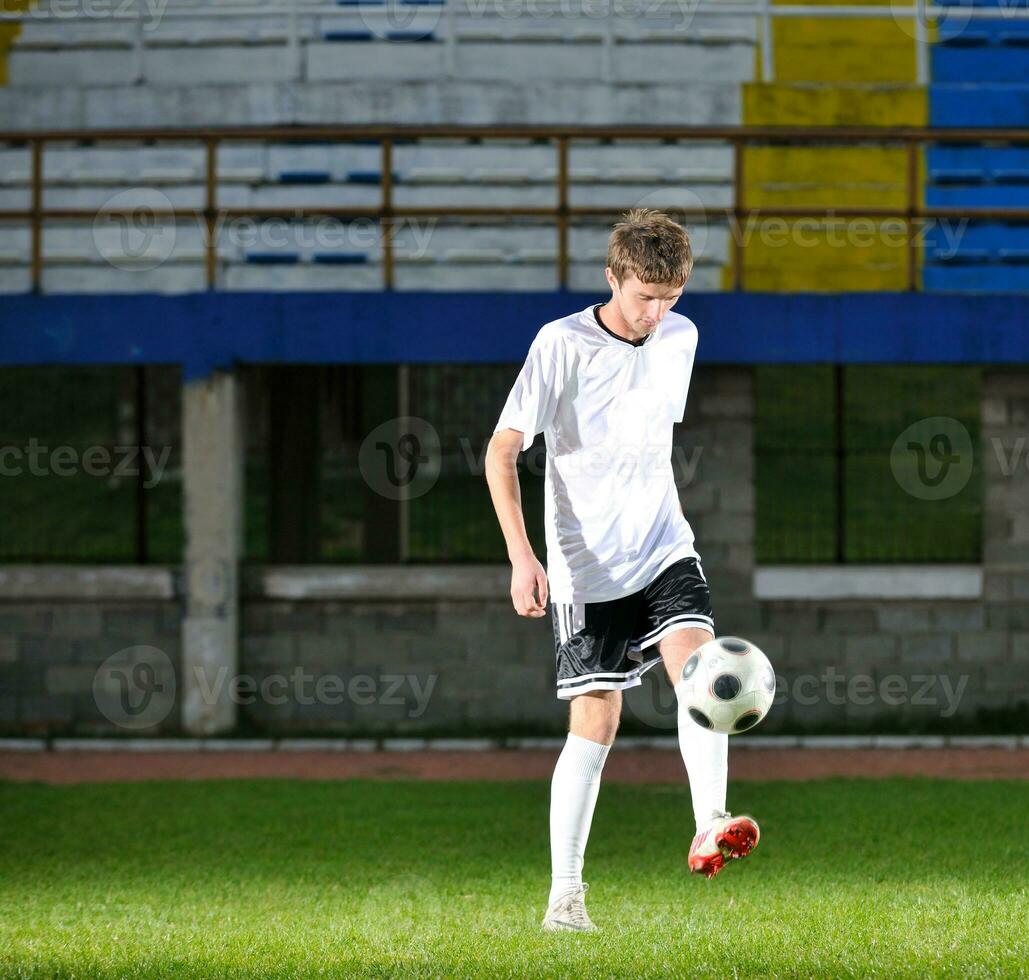 jugador de fútbol en acción foto