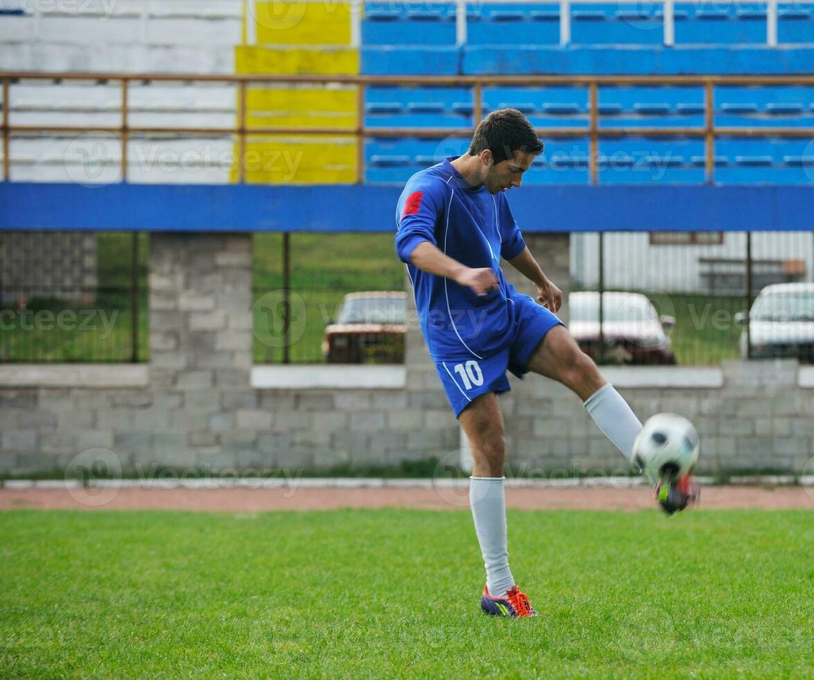 jugador de fútbol en acción foto