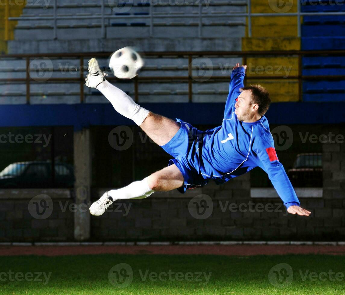 jugador de fútbol en acción foto