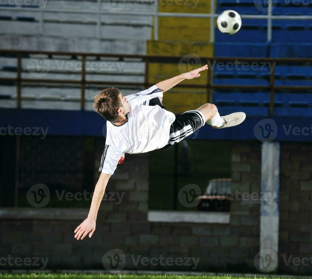 jugador de fútbol en acción foto