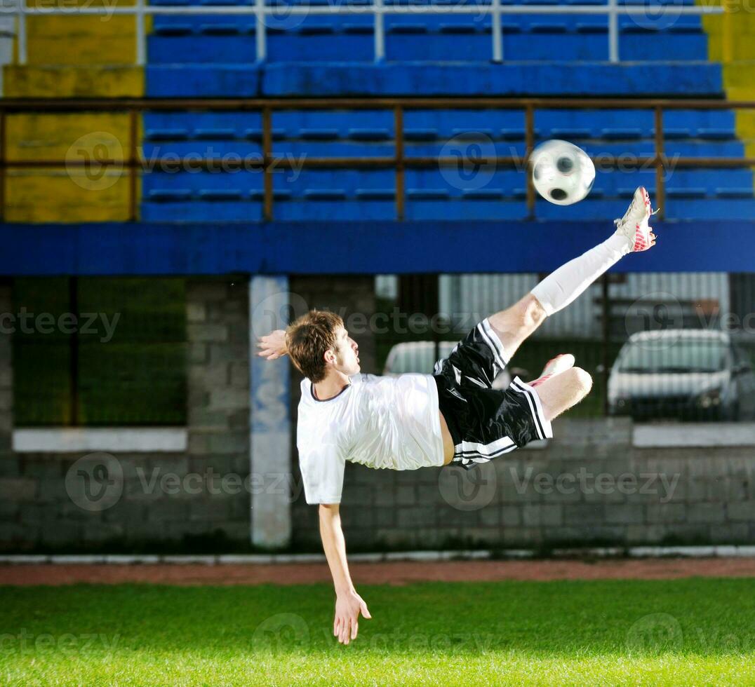 jugador de fútbol en acción foto