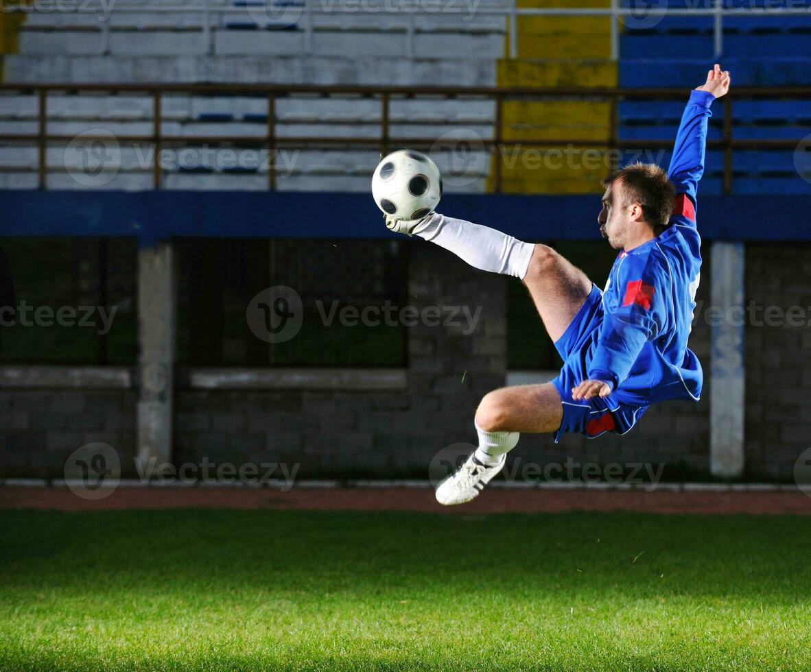 jugador de fútbol en acción foto