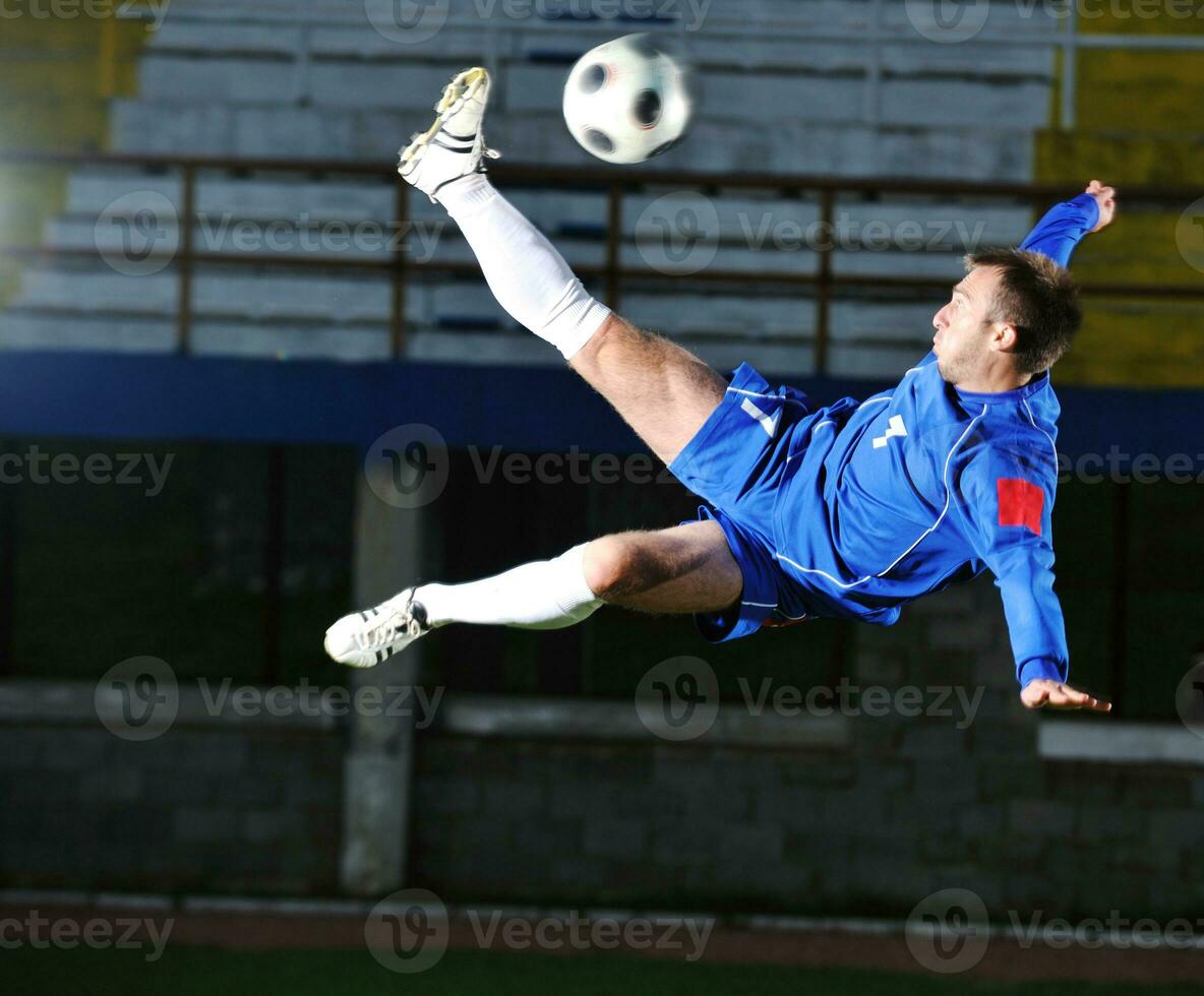 jugador de fútbol en acción foto