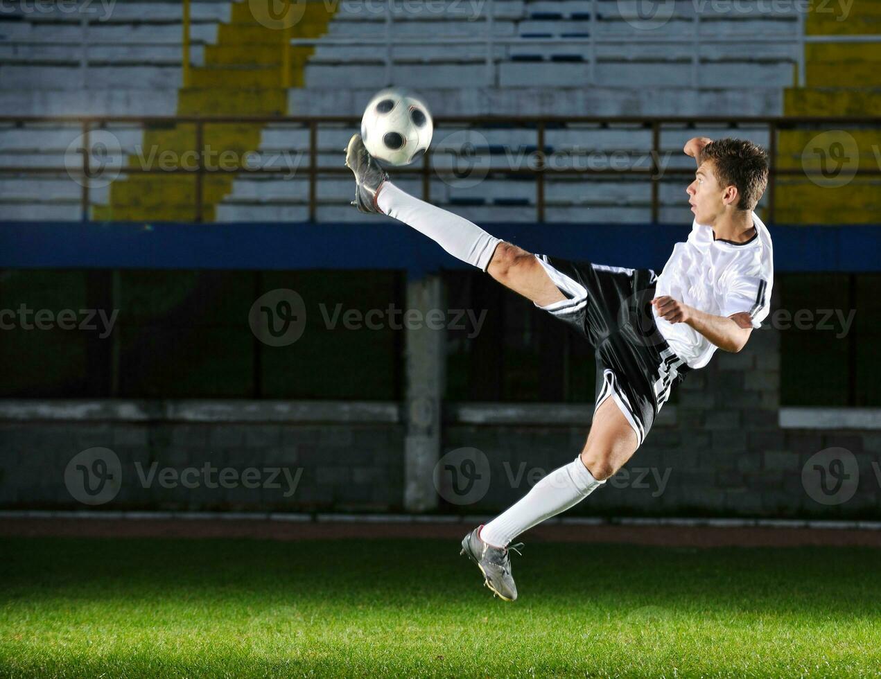 jugador de fútbol en acción foto