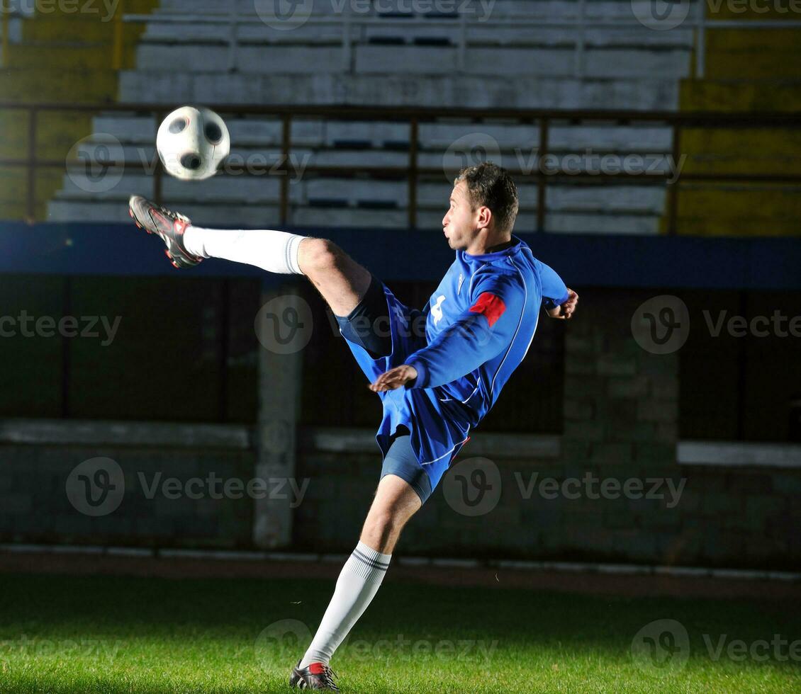 jugador de fútbol en acción foto