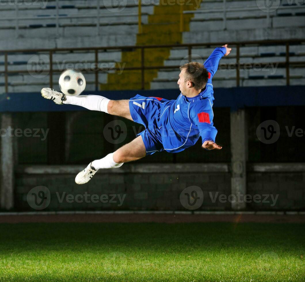 jugador de fútbol en acción foto