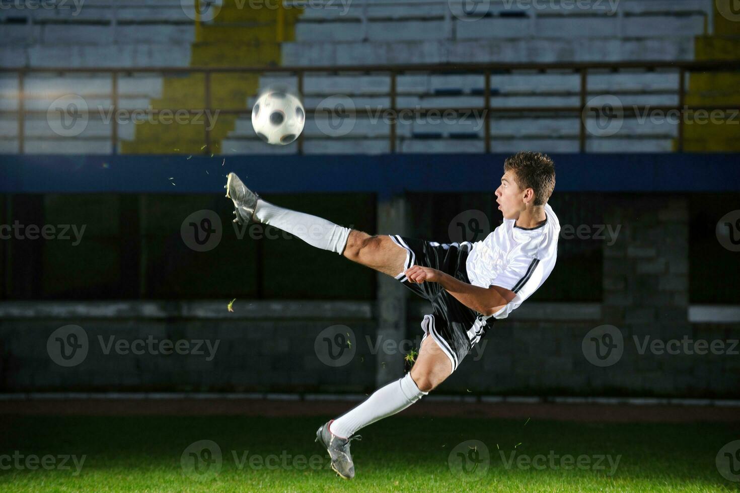 jugador de fútbol en acción foto