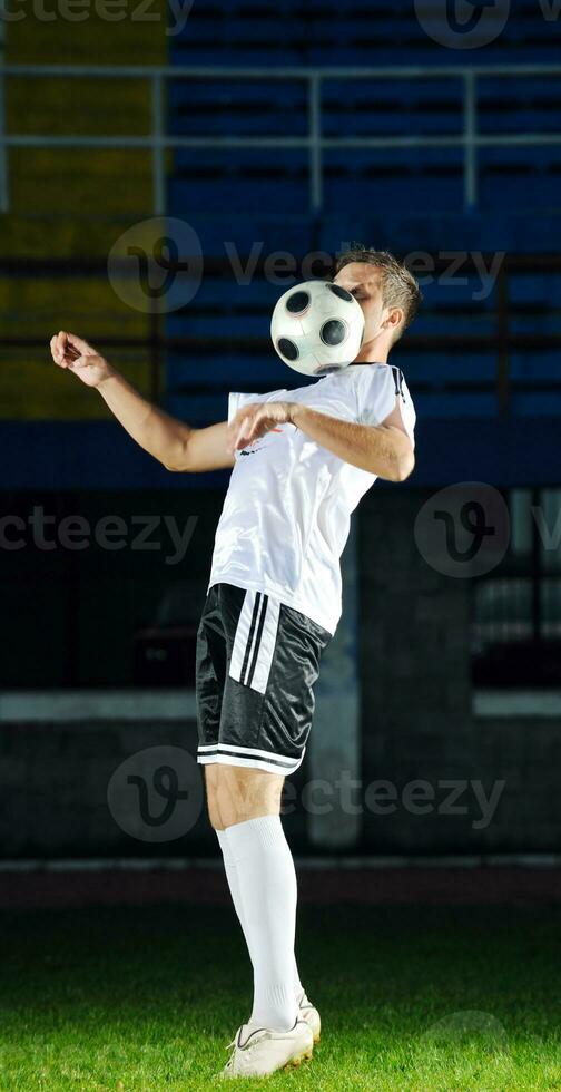 jugador de fútbol en acción foto