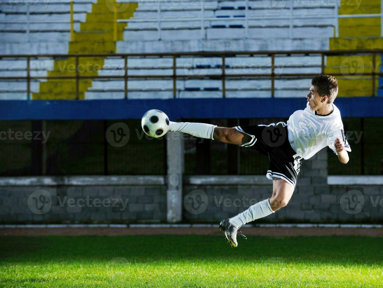 jugador de fútbol en acción foto