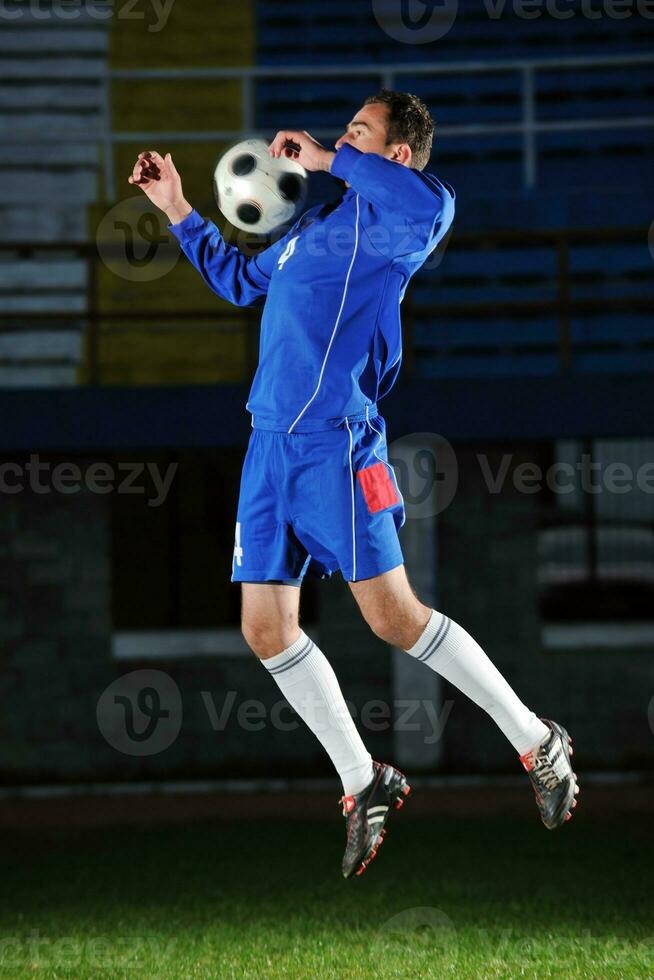 jugador de fútbol en acción foto