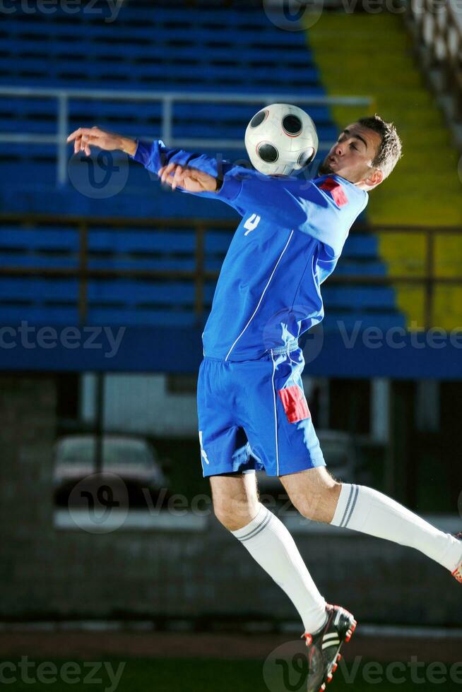 jugador de fútbol en acción foto