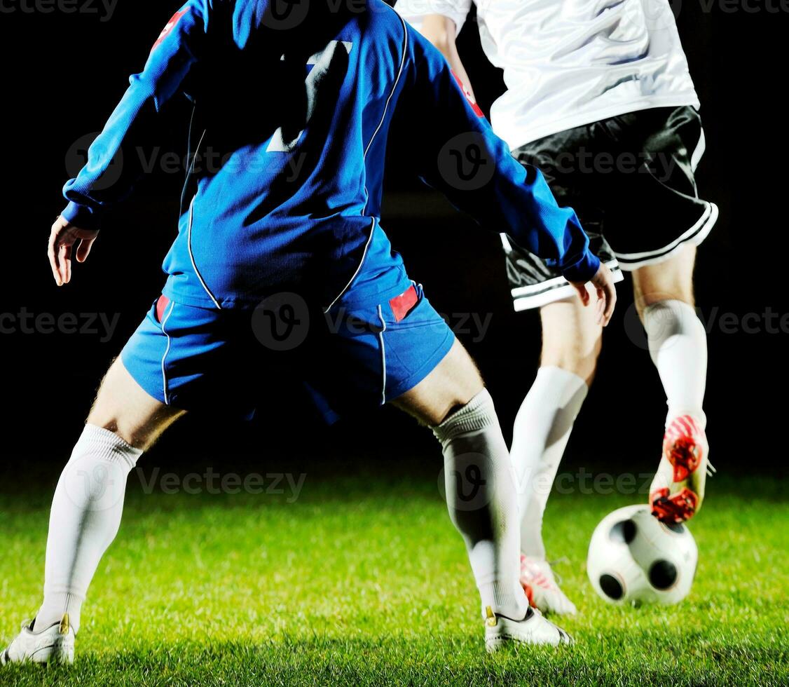 futbolistas en acción por el balón foto