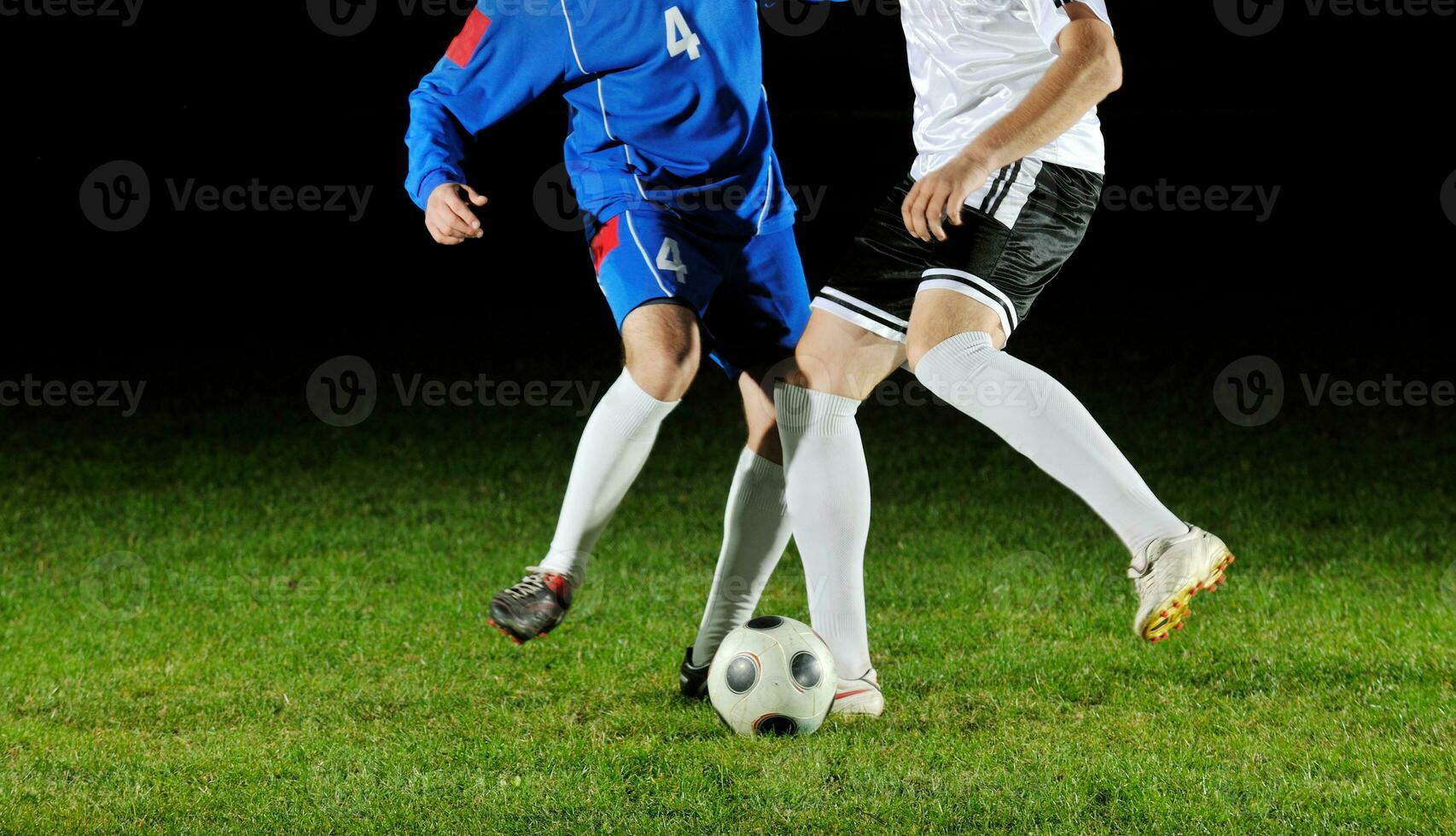 futbolistas en acción por el balón foto