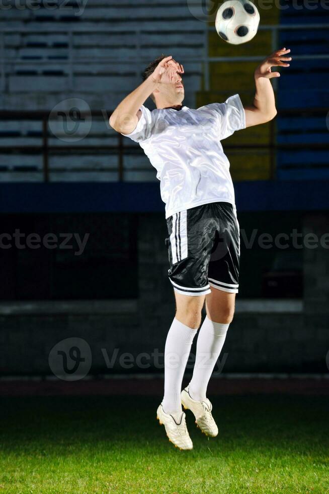 jugador de fútbol en acción foto