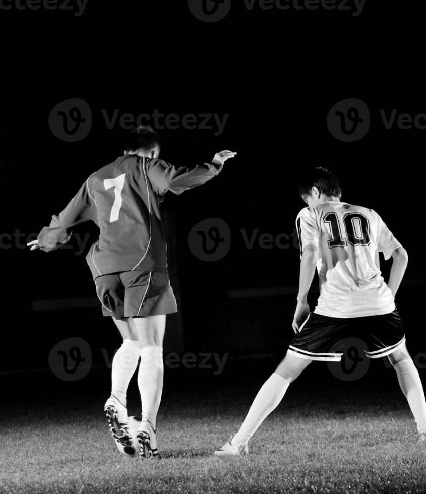 futbolistas en acción por el balón foto