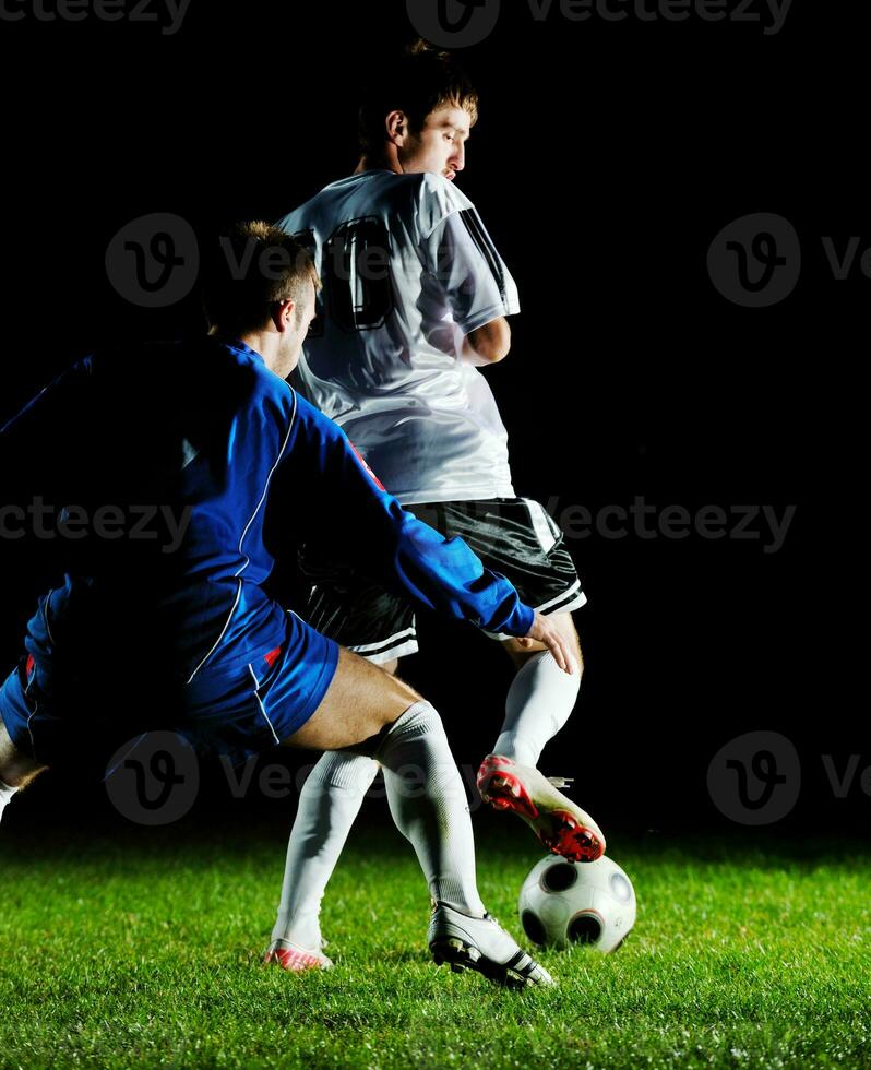 futbolistas en acción por el balón foto