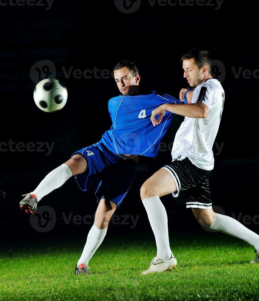 futbolistas en acción por el balón foto