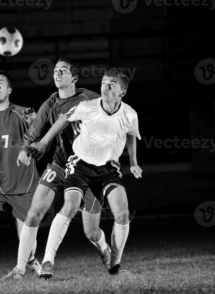 futbolistas en acción por el balón foto