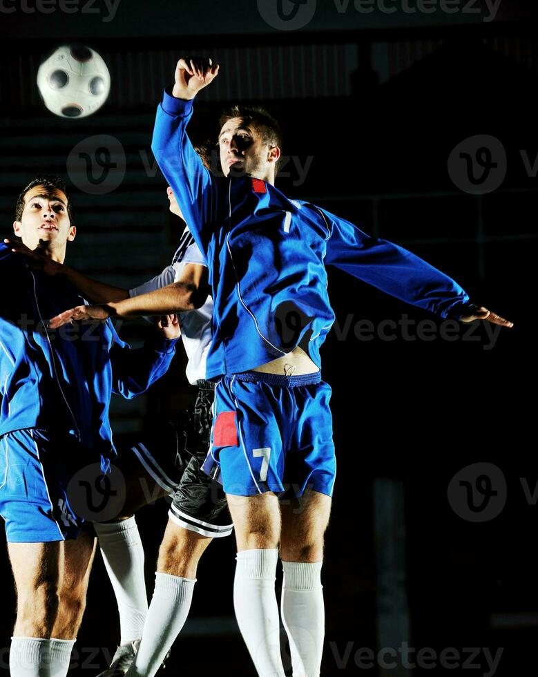 futbolistas en acción por el balón foto