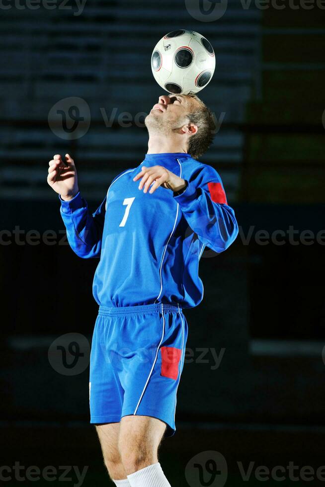 jugador de fútbol en acción foto