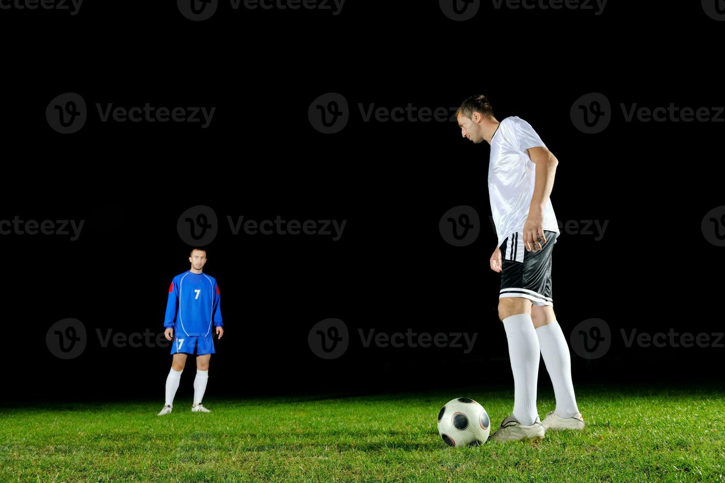 futbolistas en acción por el balón foto