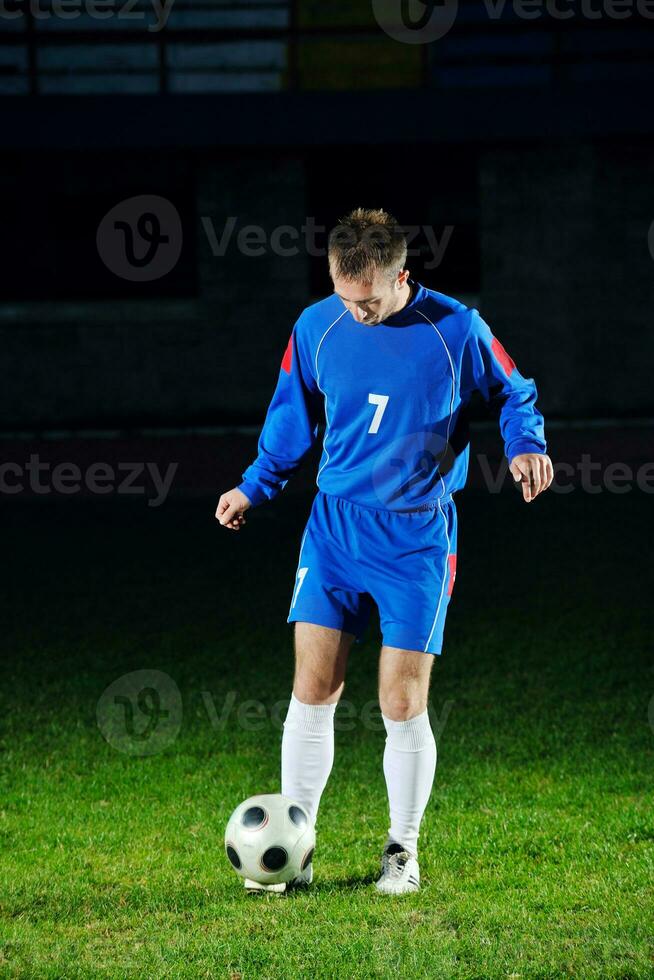 jugador de fútbol en acción foto