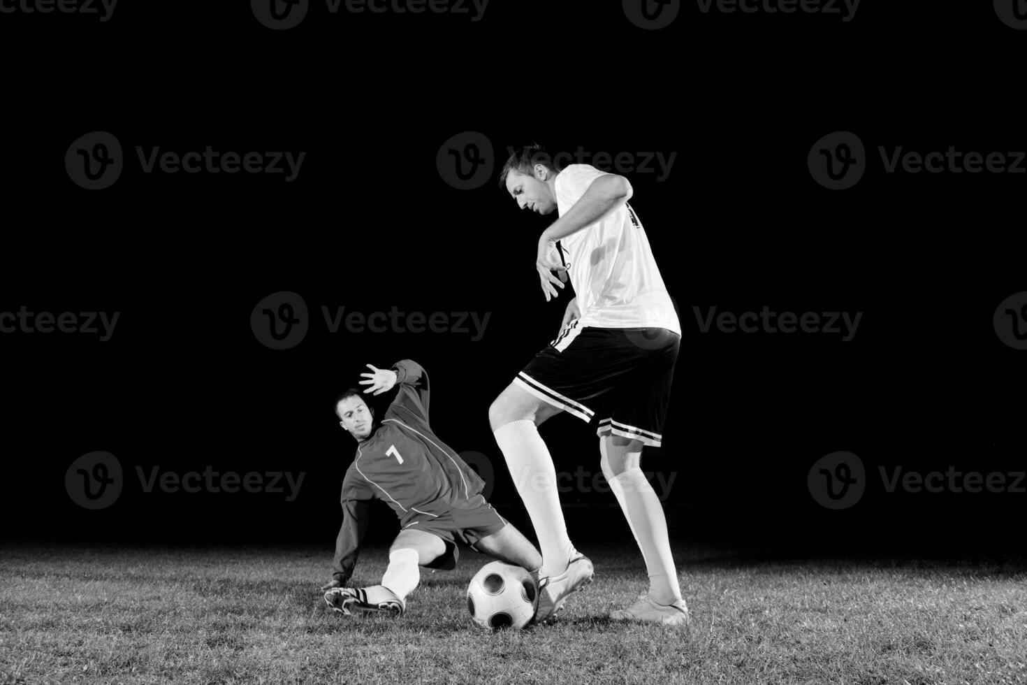 futbolistas en acción por el balón foto