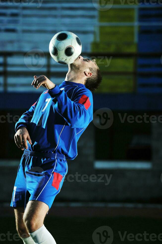 jugador de fútbol en acción foto